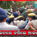 ବିଶ୍ରାମ ବେଳେ ୪ଟି ପିକଅପ୍ ଗାଡ଼ି ଉପରେ ମାଡ଼ିଗଲା ମିନି ଟ୍ରକ